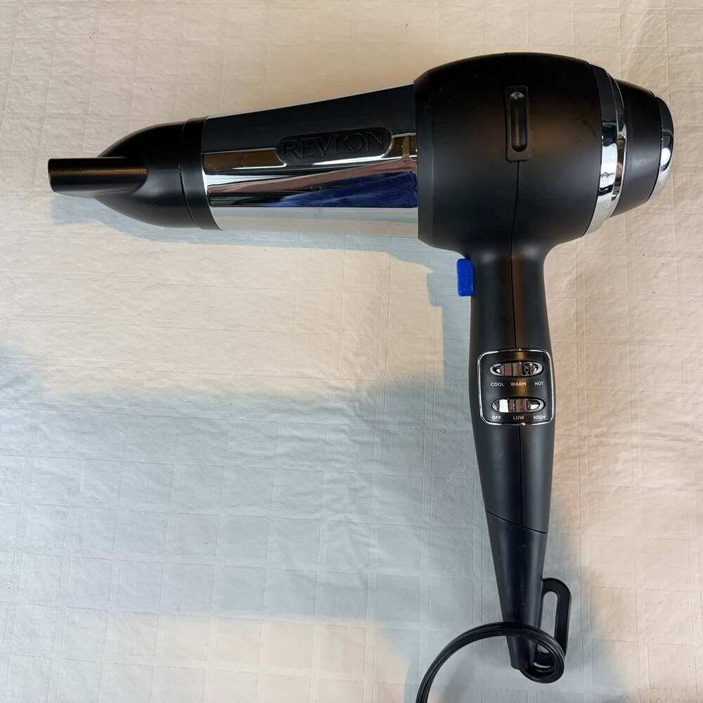 Revlon RVDR5004 Ultimate Styler 1875 Watt Dryer black and chrome w/ concentrator